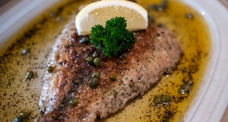 Filé de peixe Belle Meunière com molho de manteiga, alcaparras, salsinha e limão
