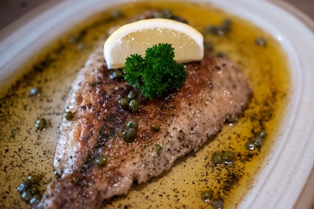Filé de peixe Belle Meunière com molho de manteiga, alcaparras, salsinha e limão