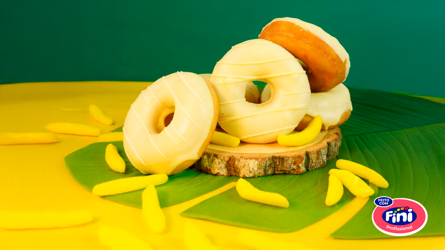 Donuts amarelos decorativos sobre fundo verde do Pão de Açúcar com recheios Fini Clássicos
