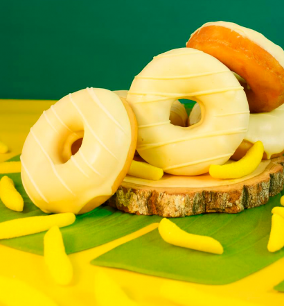 Donuts amarelos decorativos sobre fundo verde do Pão de Açúcar com recheios Fini Clássicos
