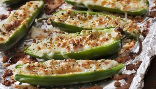 Pimentões verdes recheados com carne moída e queijo derretido assados em papel alumínio