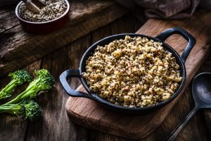 Quinoa cozida, alimento saudável e rico em fibras que auxilia na redução de triglicerídeos