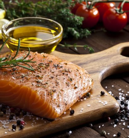 Salmão temperado com azeite, limão e ervas ─ alimento rico em ômega-3 que ajuda a baixar os triglicerídeos