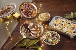 Ceia Boas-Festas no Pão para 6 a 8 pessoas com pratos deliciosos de fim de ano em mesa decorada, incluindo carne fatiada ao molho, salpicão com frutas, farofa, arroz natalino e acompanhamentos