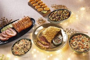 Ceia Prosperidade da Ceias no Pão para 4 a 6 pessoas com carnes assadas, farofa especial, arroz natalino e acompanhamentos em mesa decorada