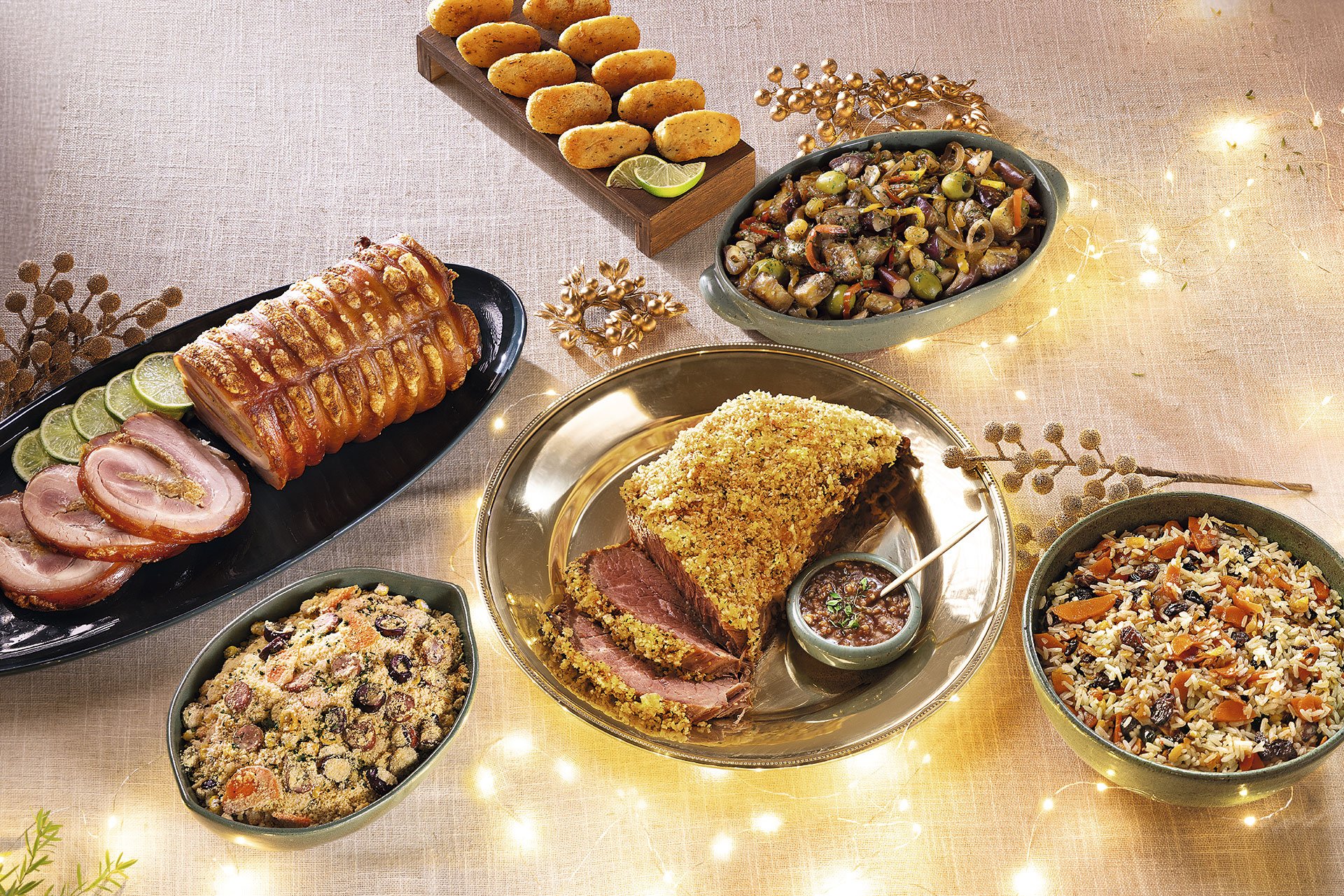 Ceia Prosperidade da Ceias no Pão para 4 a 6 pessoas com carnes assadas, farofa especial, arroz natalino e acompanhamentos em mesa decorada