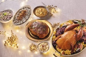 Ceia União da Ceias no Pão para 8 a 10 pessoas com peru assado, pernil, arroz, farofa, saladas e acompanhamentos em mesa de fim de ano