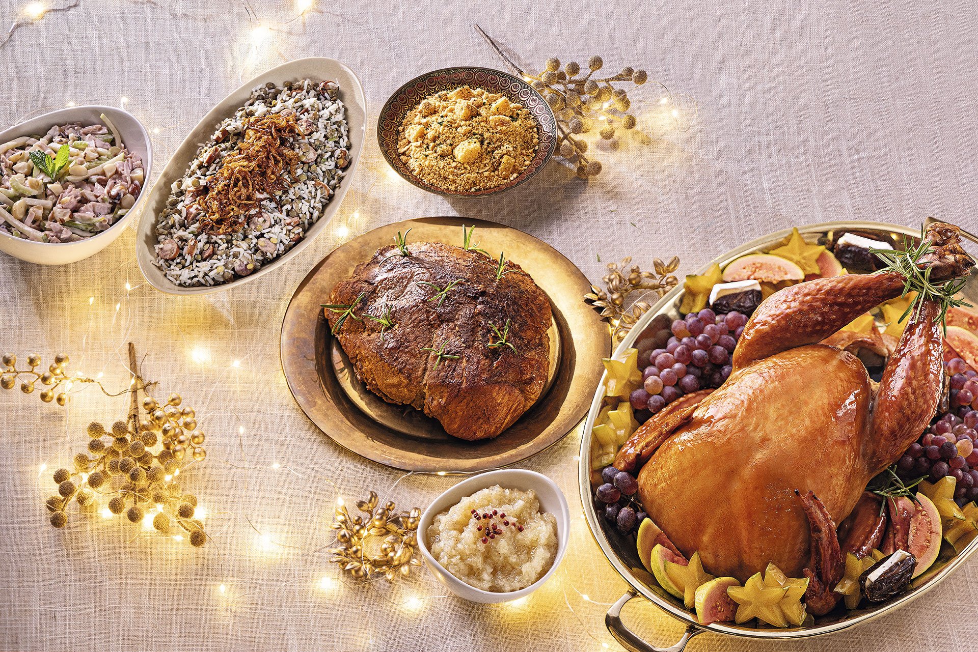 Ceia União da Ceias no Pão para 8 a 10 pessoas com peru assado, pernil, arroz, farofa, saladas e acompanhamentos em mesa de fim de ano