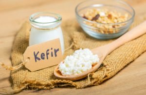 Kefir de leite e kefir de grãos, alimentos ricos em probióticos que ajudam a equilibrar a flora intestinal