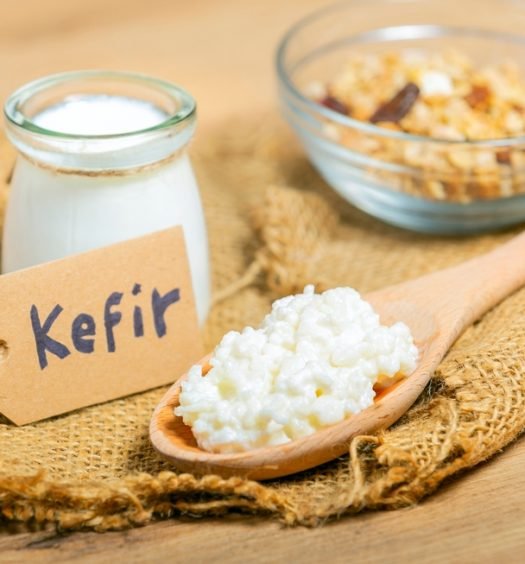 Kefir de leite e kefir de grãos, alimentos ricos em probióticos que ajudam a equilibrar a flora intestinal