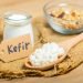 Kefir de leite e kefir de grãos, alimentos ricos em probióticos que ajudam a equilibrar a flora intestinal