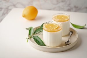 mousse de maracuja ou limao de natal servida em copos de vidro com calda cítrica para ceia de natal simples e deliciosa