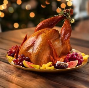Peru assado dourado de Ceias no Pão para ceia de Natal e Ano Novo em mesa de madeira, com decoração natalina desfocada ao fundo