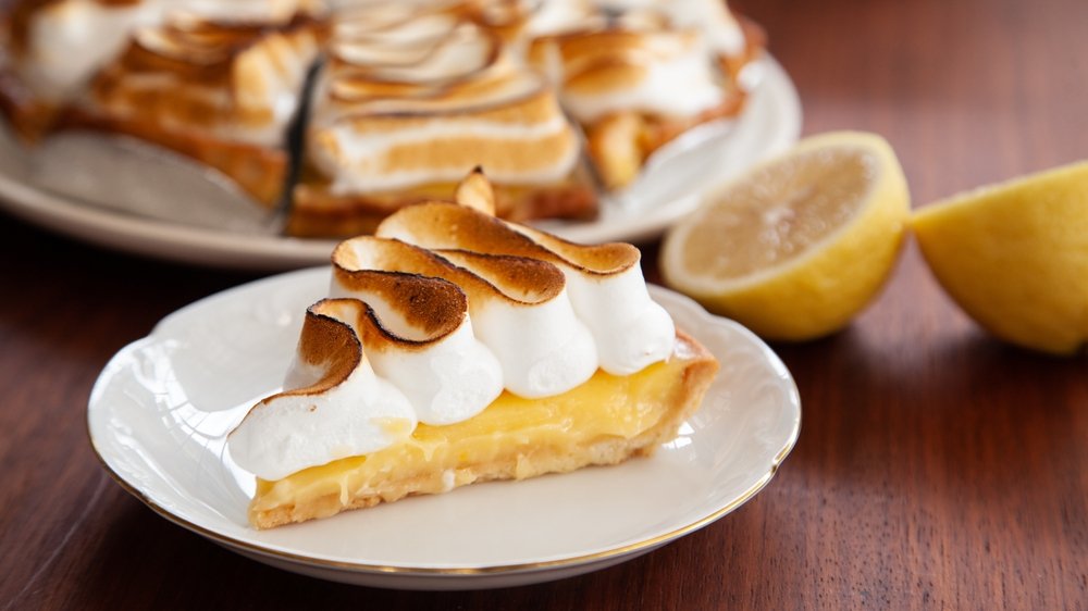 Torta de limão com merengue, sobremesa rápida e cremosa para ceia de Natal simples