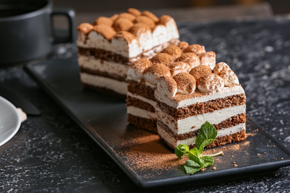 tiramisu de natal simples e delicioso servido em fatias com camadas de creme e cacau em pó para ceia natalina